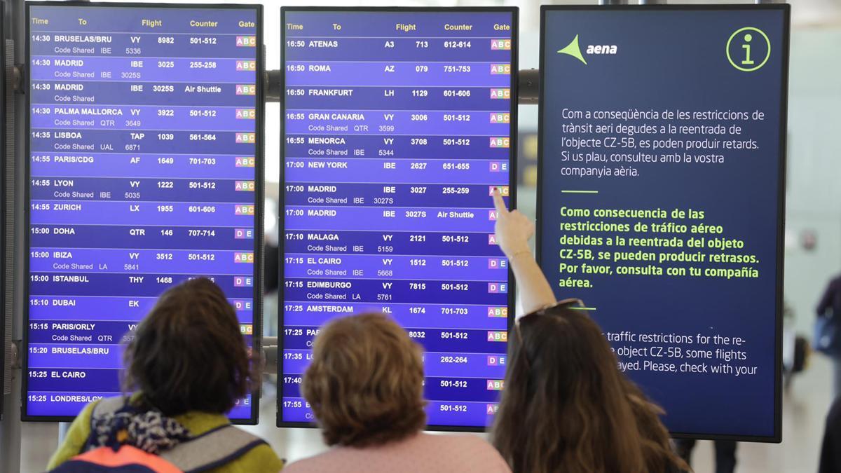 Pantalla donde se informa de los retrasos en el tráfico aéreo, en el aeropuerto de Barcelona-El Prat.