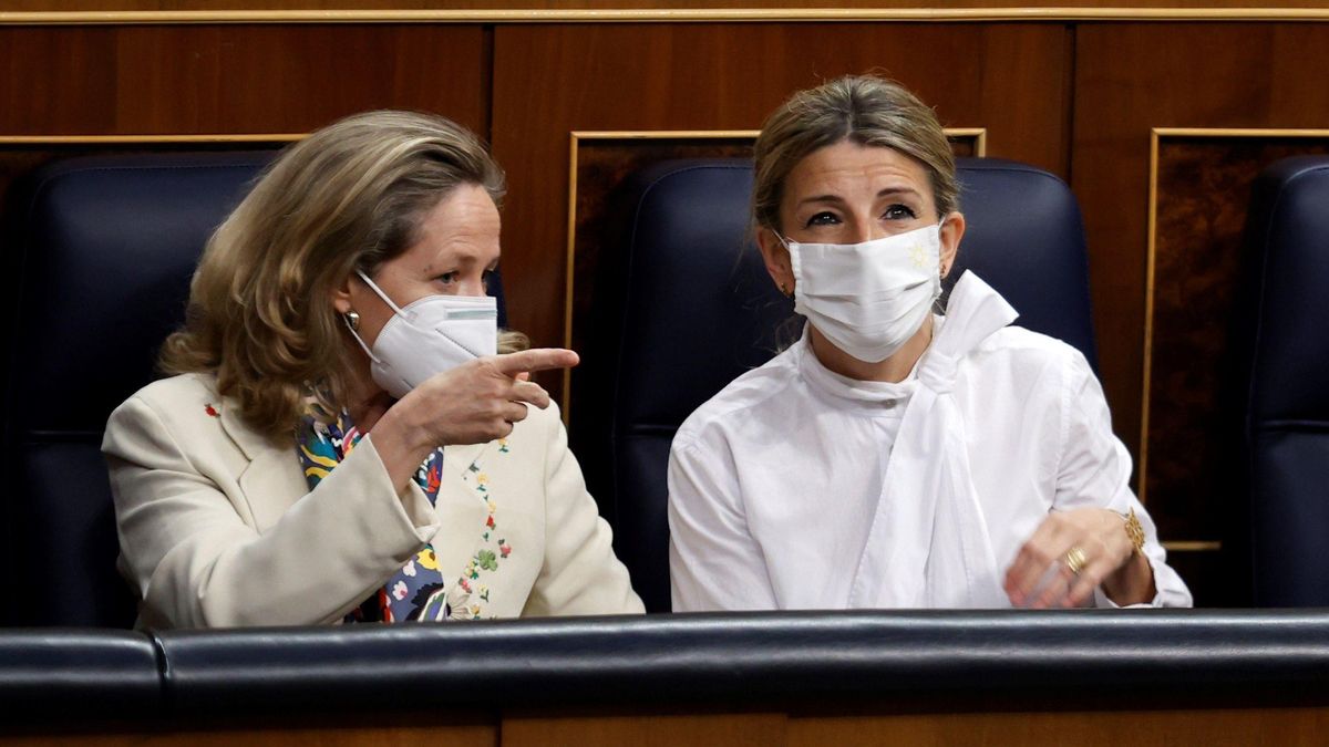 La ministra de Economía, Nadia Calviño, conversa con la ministra de Trabajo, Yolanda Díaz. La ministra de Economía, Nadia Calviño, conversa con la ministra de Trabajo, Yolanda Díaz.
