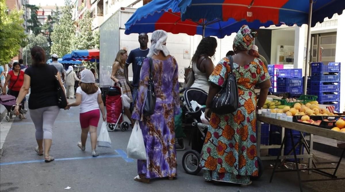 Mujeres de origen extranjero compran en el mercado de Granollers. Mujeres de origen extranjero compran en el mercado de Granollers.