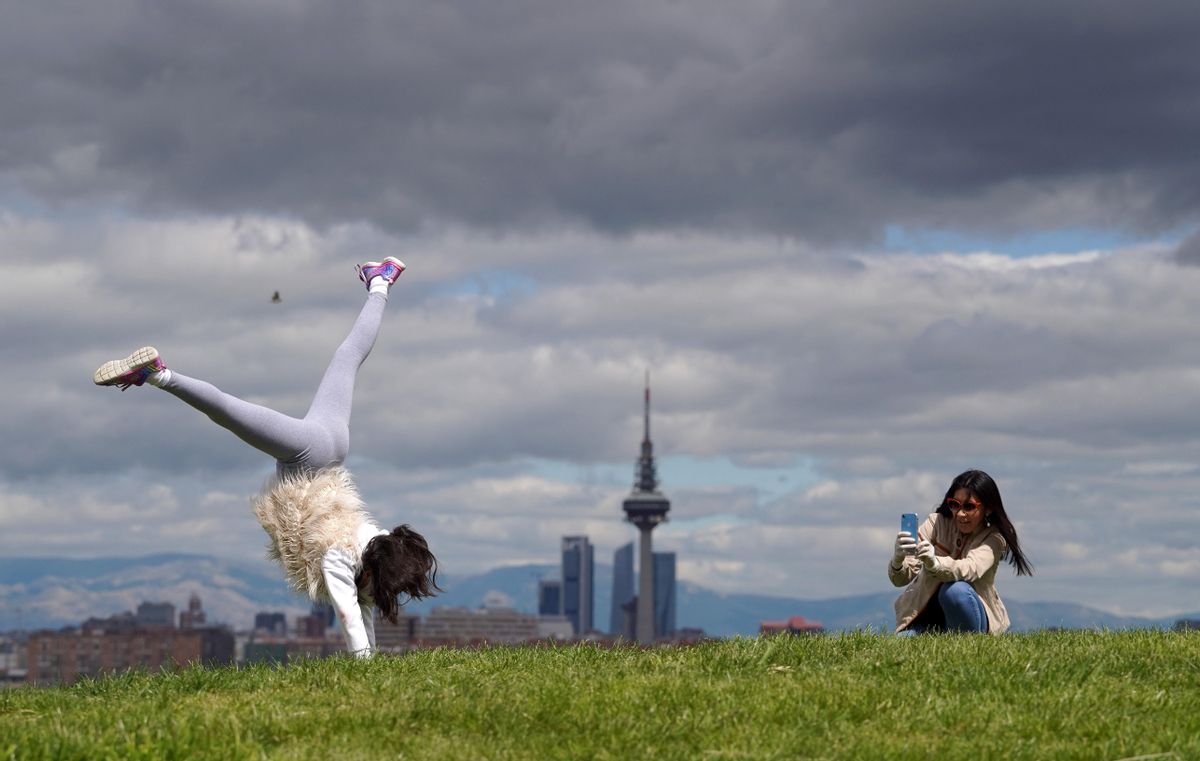 Una madre y su hija juegan en un parque de Madrid. Una madre y su hija juegan en un parque de Madrid.