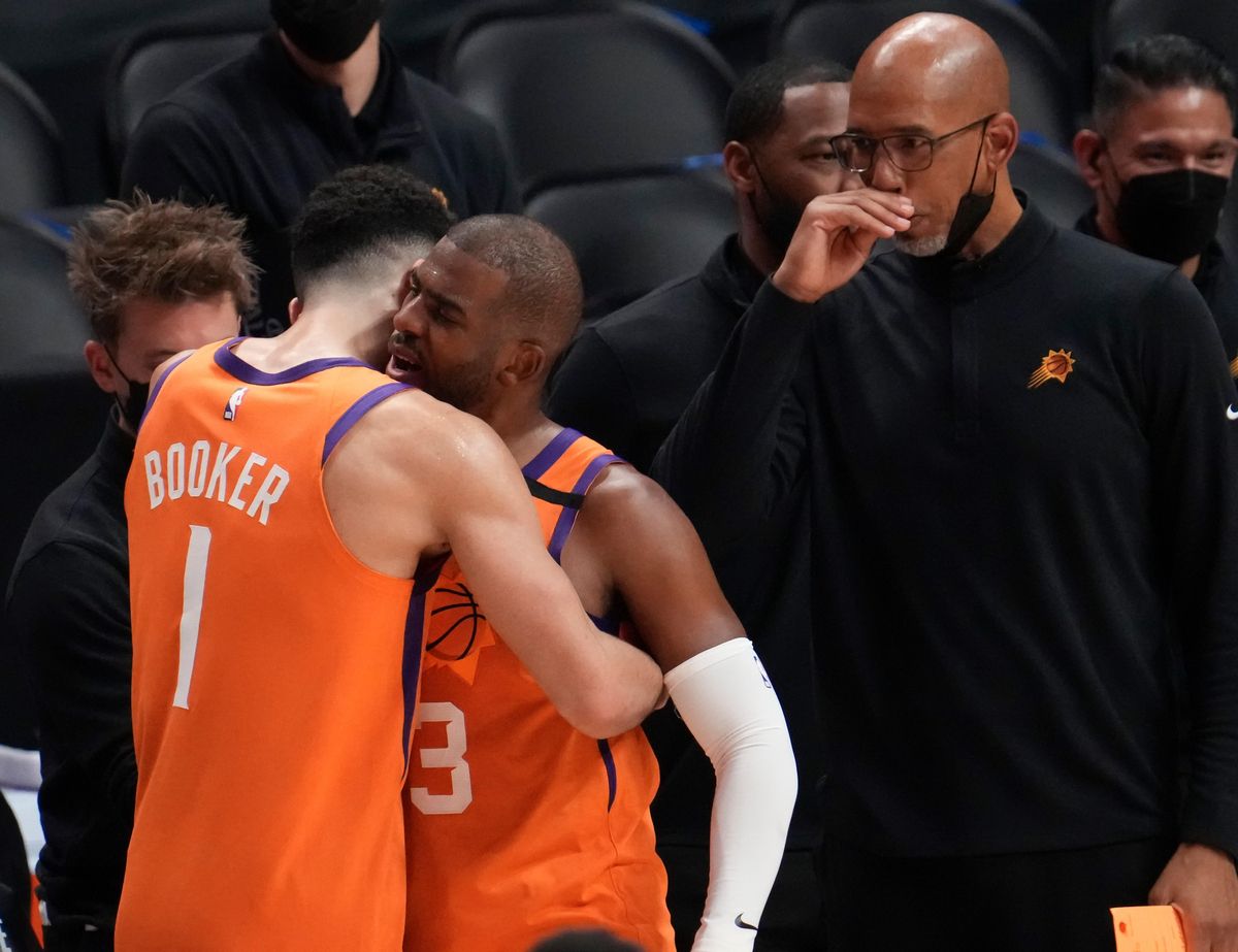 Booker se abraza a Chris Paul al final del partido ante la mirada del técnico Monty Williams Booker se abraza a Chris Paul al final del partido ante la mirada del técnico Monty Williams