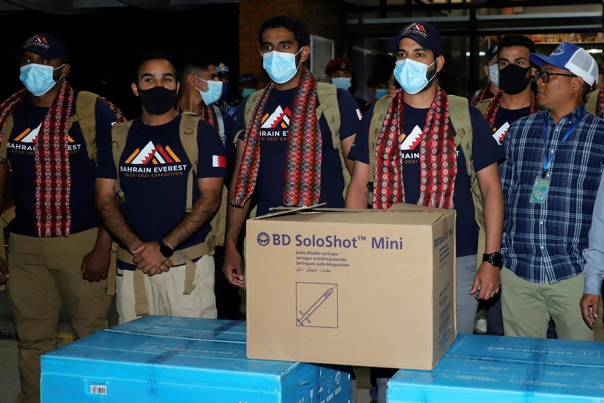 El príncipe de Bahréin junto a sus acompañantes con dosis de la vacuna a su llegada al aeropuerto de Katmandú.