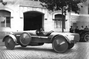 El Elizalde Super 20 de 1917 carrozado por la familia Molist, frente al taller de la empresa, en la calle de Rosselló. 
