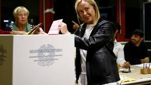 La líder de Hermanos de Italia, Giorgia Meloni, vota en Roma, poco antes del cierre de los colegios electorales.
