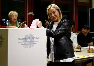 La líder de Hermanos de Italia, Giorgia Meloni, vota en Roma, poco antes del cierre de los colegios electorales.