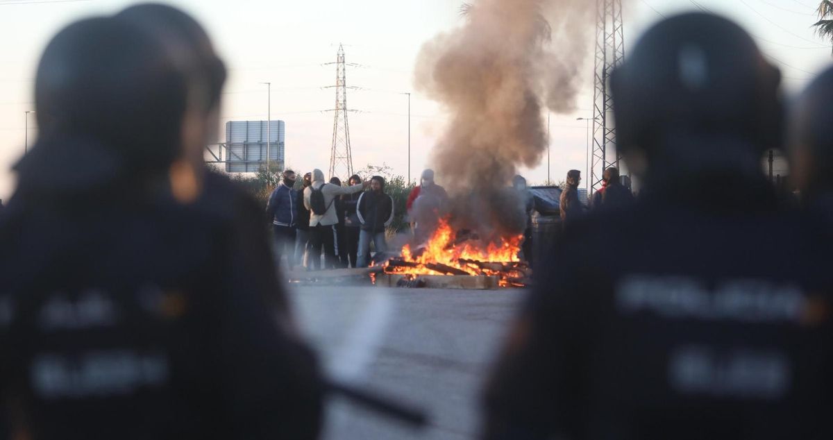El Gobierno se prepara para un invierno de protestas y acusa al PP de agitarlas El Gobierno se prepara para un invierno de protestas y acusa al PP de agitarlas