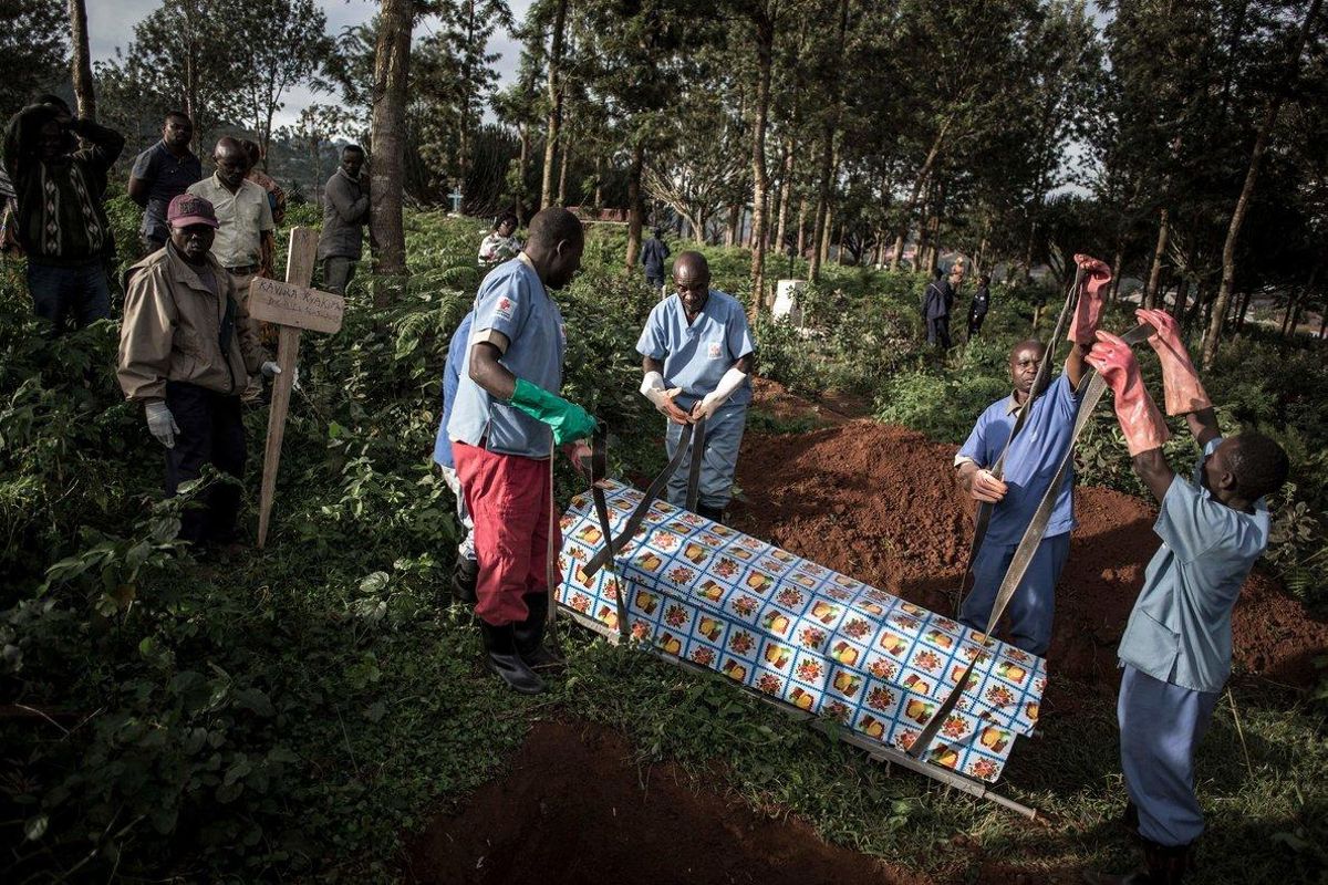 Sanitarios entierran a un contagiado de ébola en mayo del 2019, en Butembo. Sanitarios entierran a un contagiado de ébola en mayo del 2019, en Butembo.
