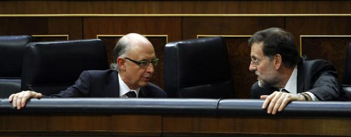 Mariano Rajoy conversa con Cristóbal Montoro, el pasado abril. en el Congreso. Mariano Rajoy conversa con Cristóbal Montoro, el pasado abril. en el Congreso.