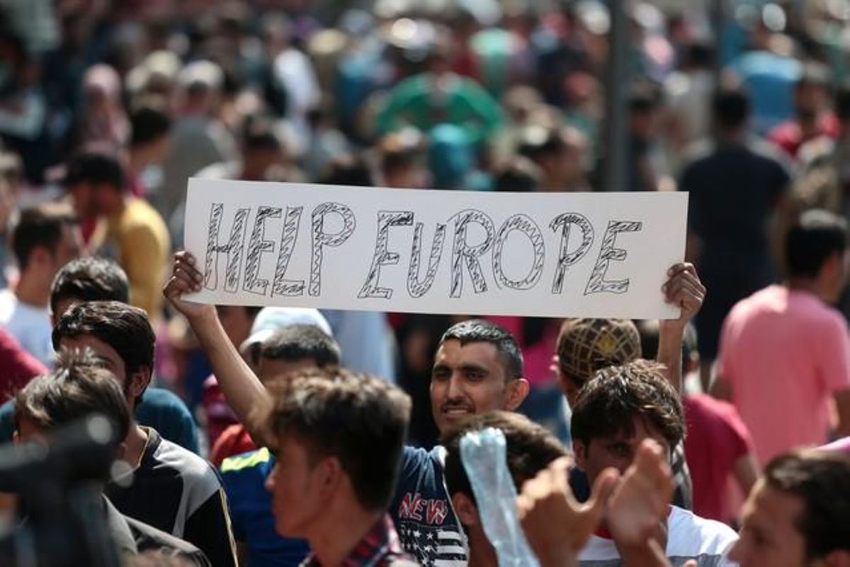Un immigrant es manifesta amb una pancarta en què es llegeix ’Ajuda’ns, Europa’ demanant a les autoritats hongareses que permetin als refugiats viatjar cap a l’Europa Occidental, després de diversos dies polèmics amb les estacions de trens tancades. Un immigrant es manifesta amb una pancarta en què es llegeix ’Ajuda’ns, Europa’ demanant a les autoritats hongareses que permetin als refugiats viatjar cap a l’Europa Occidental, després de diversos dies polèmics amb les estacions de trens tancades.