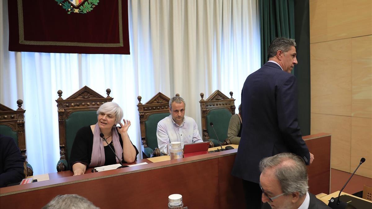Dolors Sabater (centro) y Xavier García Albiol (derecha), en un pleno del Ayuntamiento de Badalona. Dolors Sabater (centro) y Xavier García Albiol (derecha), en un pleno del Ayuntamiento de Badalona.