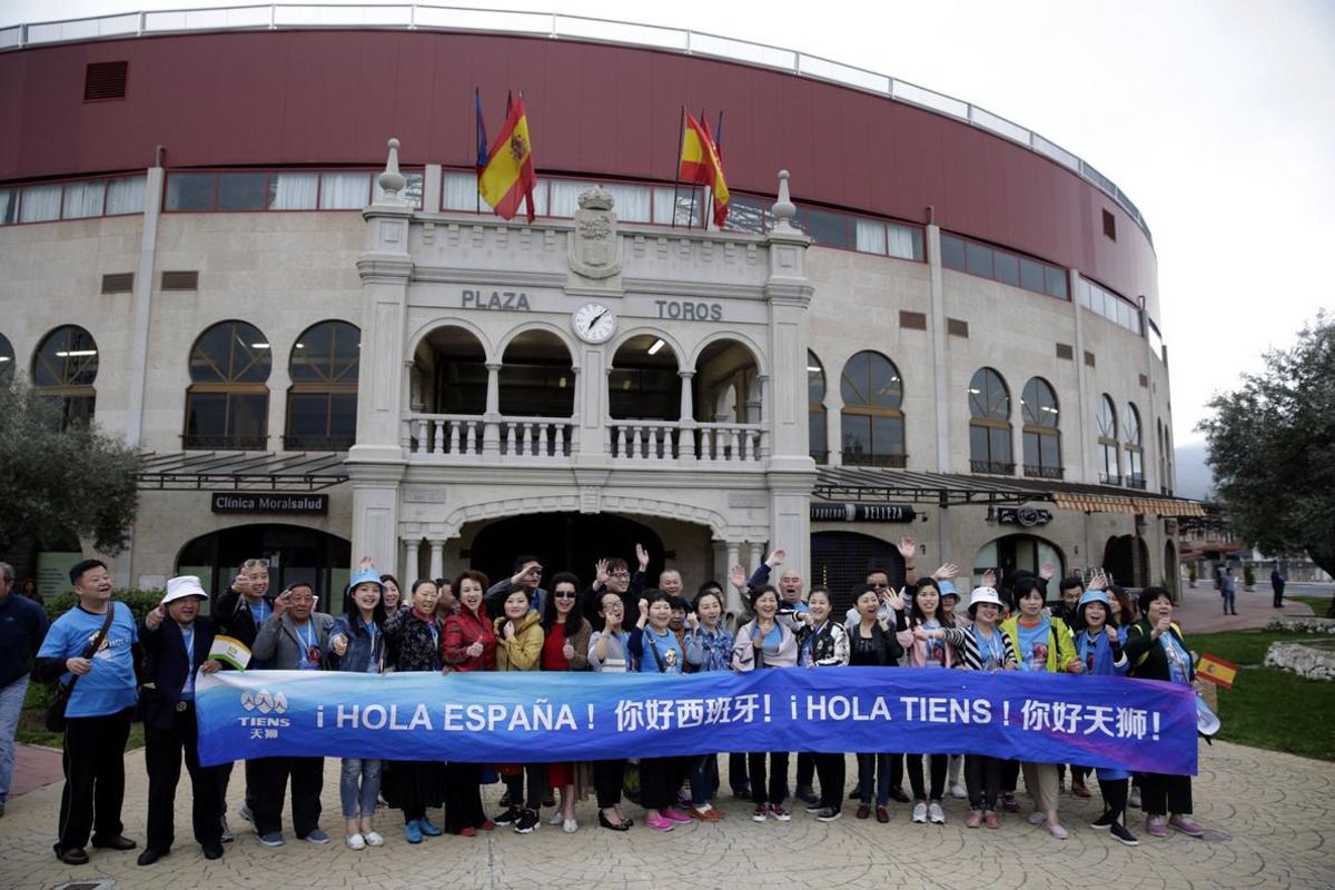 Los trabajadores del grupo chino Tiens asistieron este viernes a una corrida de toros sin sangre en Madrid. Los trabajadores del grupo chino Tiens asistieron este viernes a una corrida de toros sin sangre en Madrid.