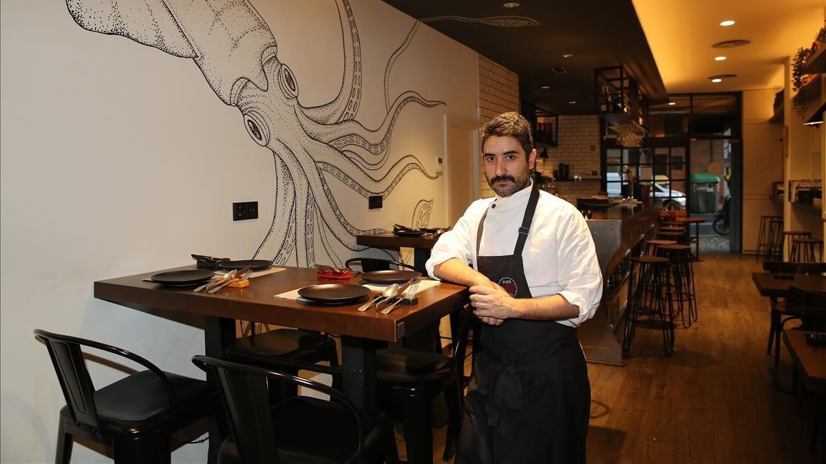 El cocinero Víctor García, junto a un calamar, que extiende sus tentáculos.