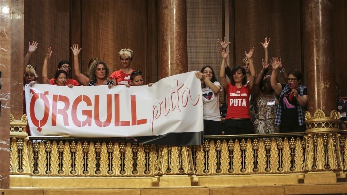 Un grupo de prostitutas exhiben en el pleno del Ayuntamiento de Barcelona pancartas en defensa de su actividad. Un grupo de prostitutas exhiben en el pleno del Ayuntamiento de Barcelona pancartas en defensa de su actividad.