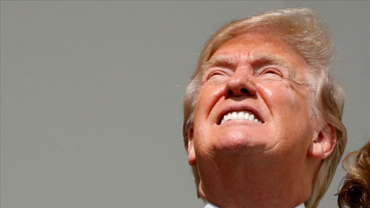 Trump mira el eclipse de Sol a ojo descubierto. Trump mira el eclipse de Sol a ojo descubierto.