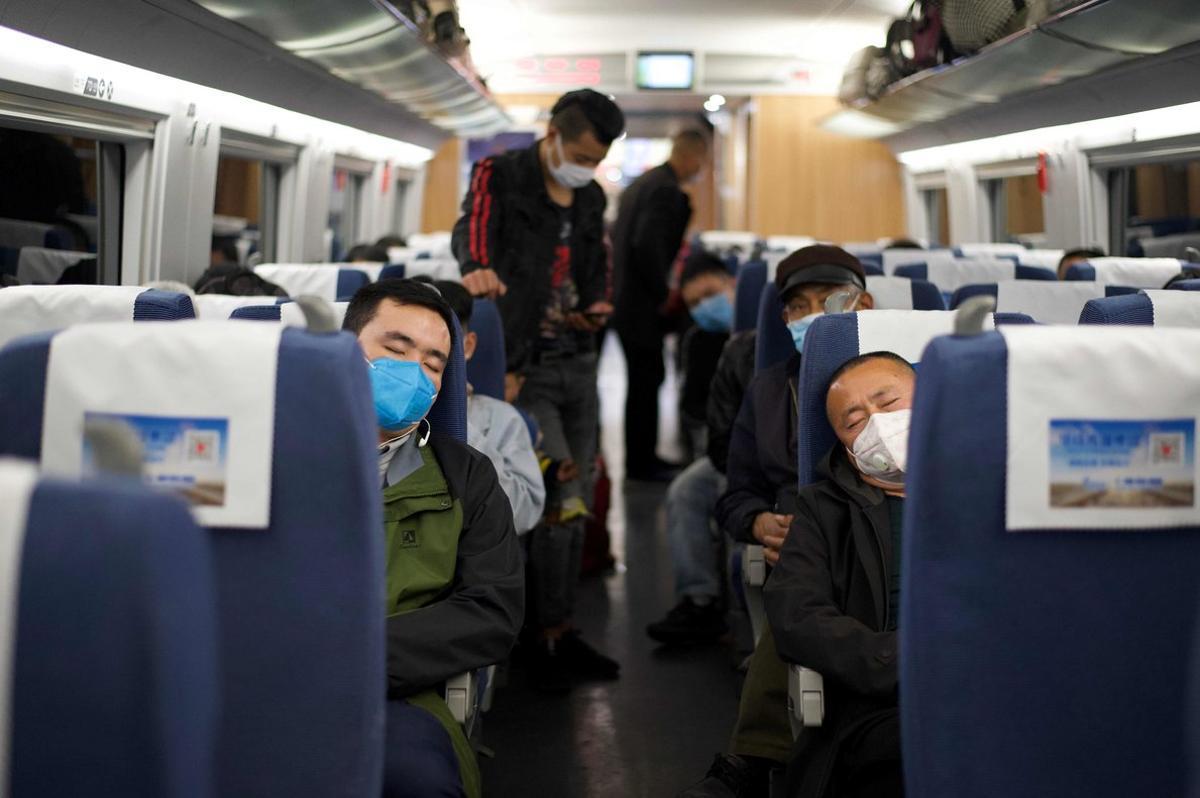 Pasajeros con mascarillas en un tren en Hubei, este miércoles.