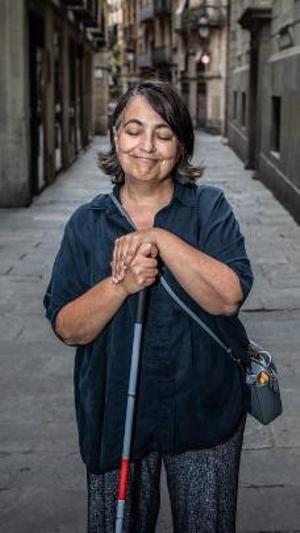 Rosa Alarcón, la concejala de Barcelona que combate la enfermedad rara que cierra sus ojos