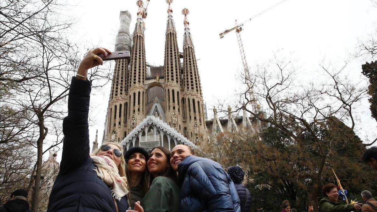 La Sagrada Familia, pese a ser el monumento modernista más visitado de Barcelona, no sería la opción más cara cerca de la que comprar una vivienda.