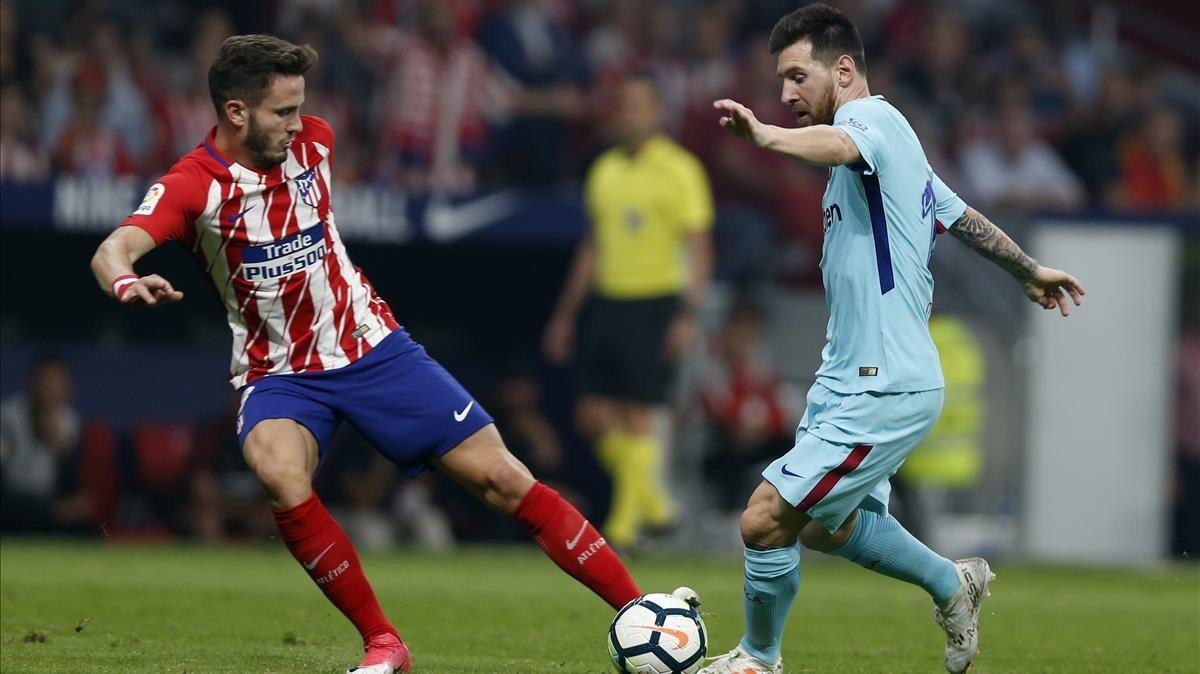 Messi, junto a Saúl, en el partido Atlético-Barça.