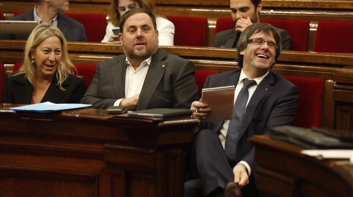 El ’president’ Carles Puigdemont, el vicepresidente Oriol Junqueras y la ’consellera’ Neus Munté, en una sesión de control en el Parlament. El ’president’ Carles Puigdemont, el vicepresidente Oriol Junqueras y la ’consellera’ Neus Munté, en una sesión de control en el Parlament.
