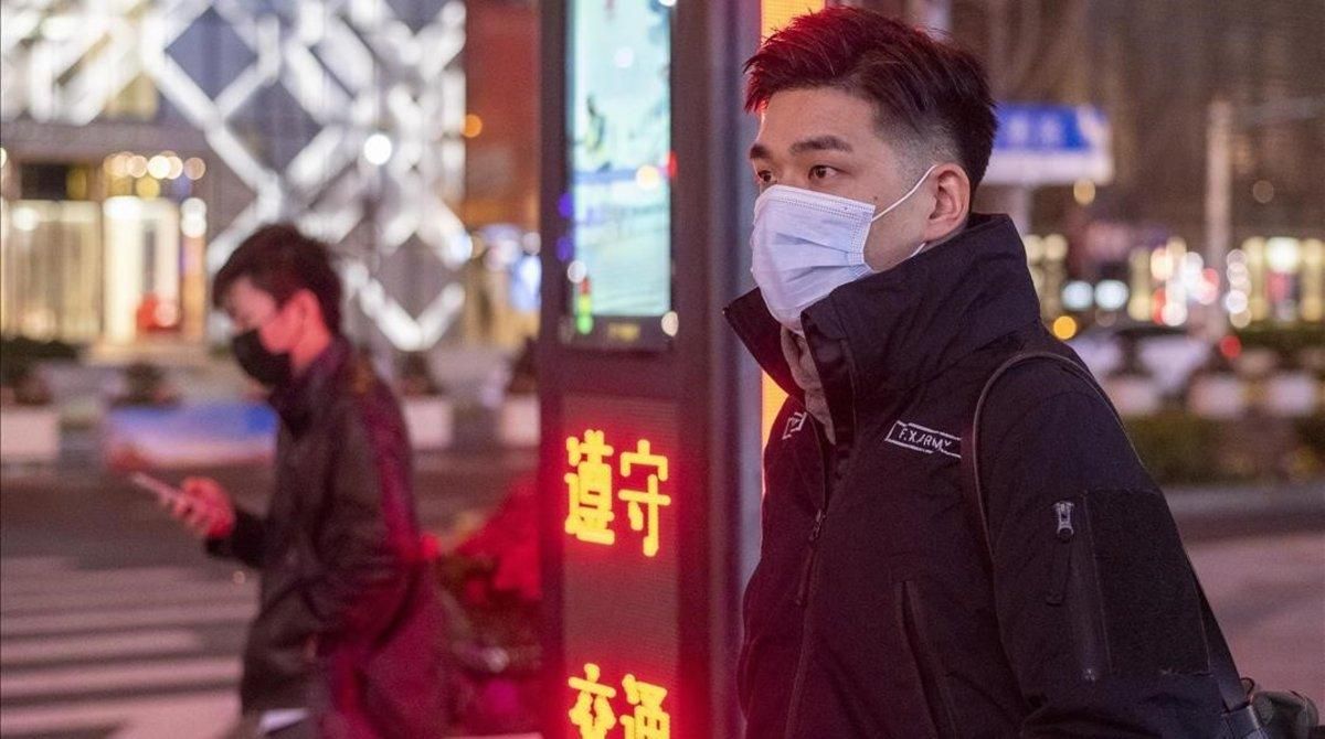 Un hombre en Shanghai con mascarilla para evitar el coronavirus. Un hombre en Shanghai con mascarilla para evitar el coronavirus.