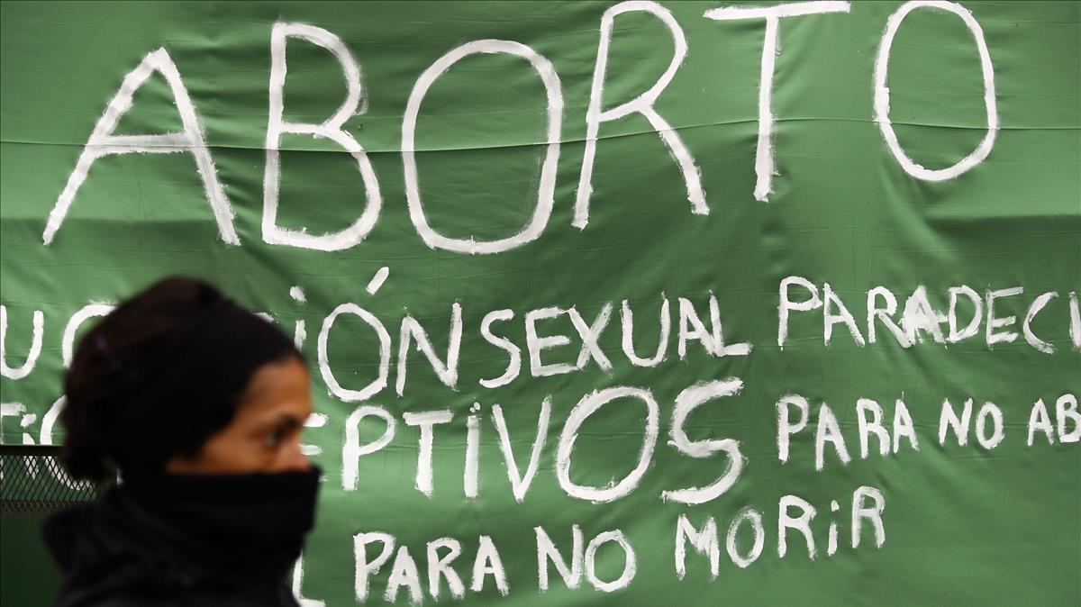 Estudiantes de la escuela de Bellas Artes Rogelio Yrurtia se manifiestan a favor de la desplenalización del aborto en Buenos Aires.