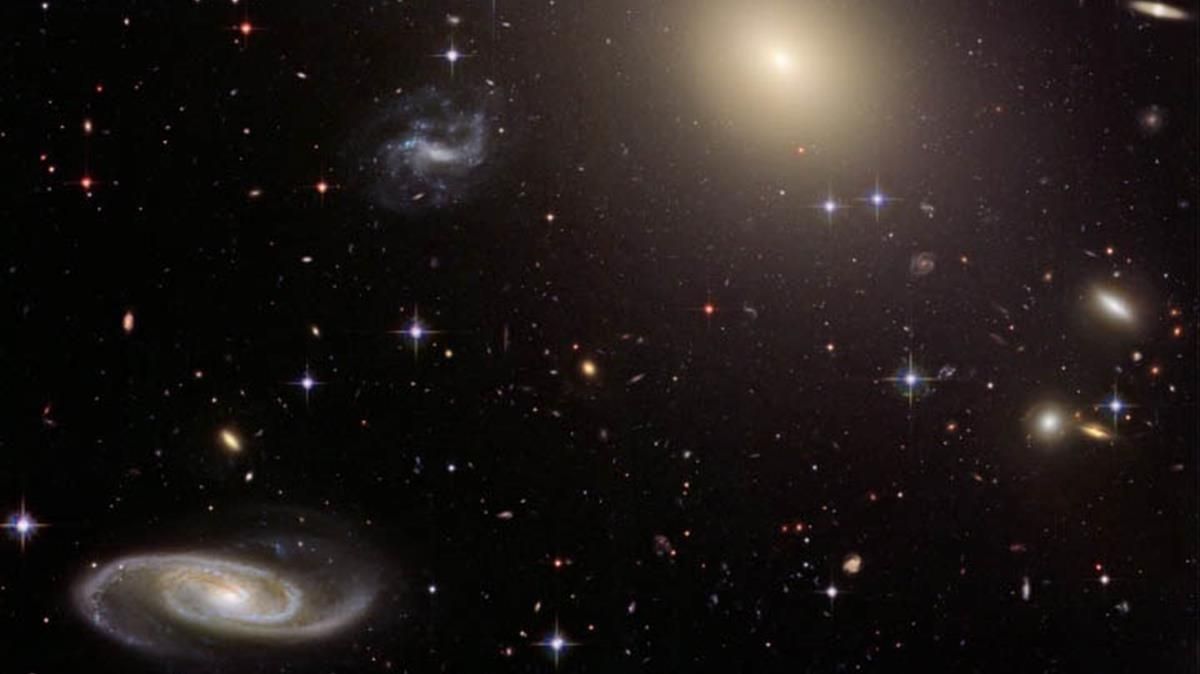 Lente gravitacional captada por el Telescopio Hubble Lente gravitacional captada por el Telescopio Hubble