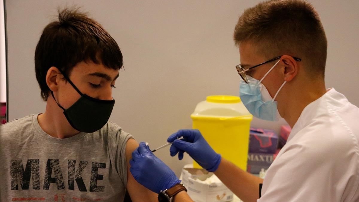 Un joven de entre 12 y 15 años recibe la vacuna del covid en Manresa.