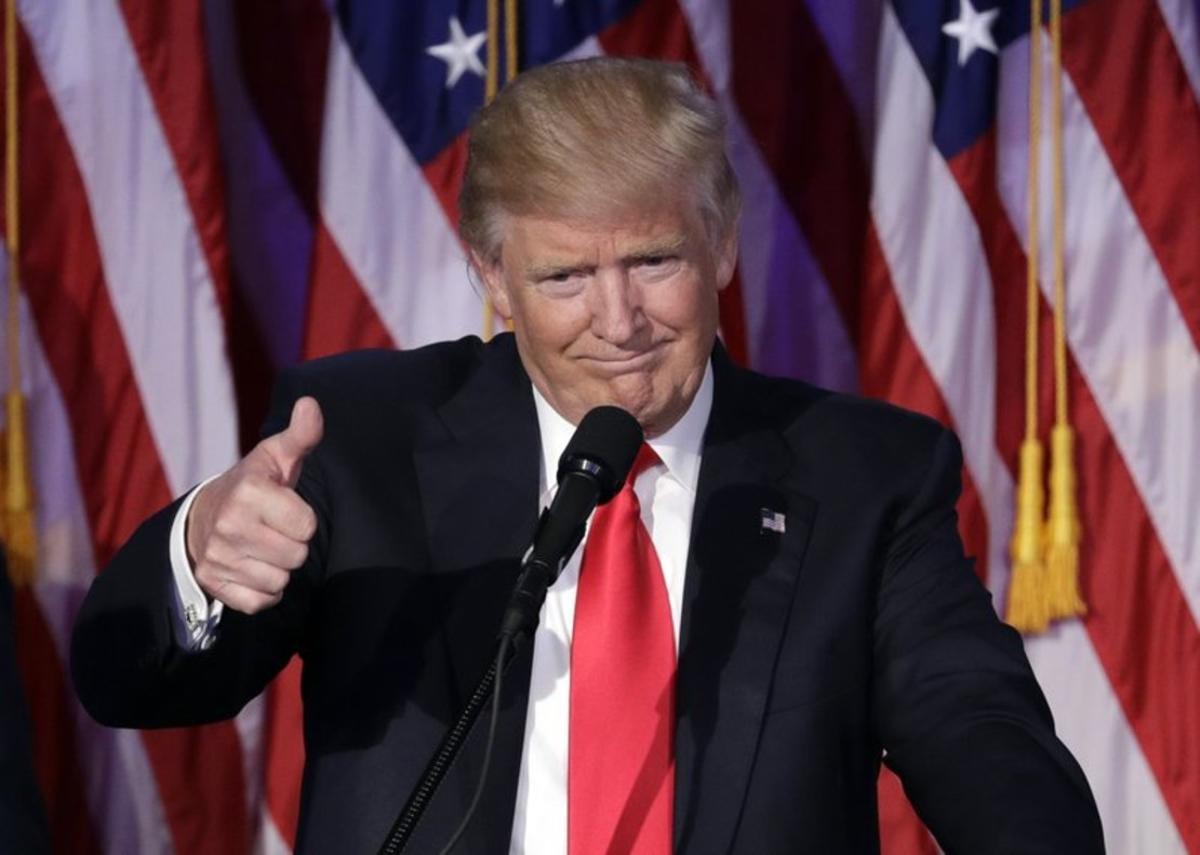 Trump hace el signo de la victoria, en su discurso tras proclamarse vencedor de las elecciones.