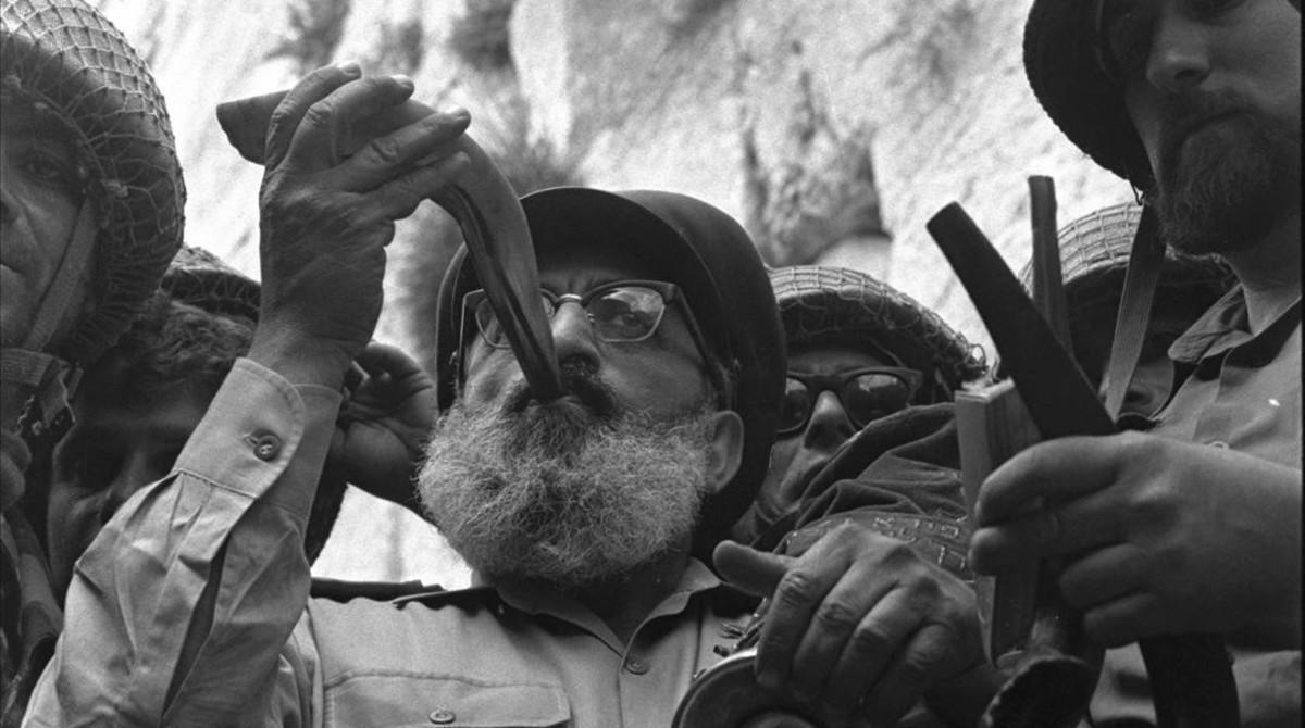 Fotografia facilitada por la Oficina de Prensa del Gobierno de Israel tomada el 7 de junio de 1967 del rabino jefe del Ejercito Shlomo Goren rodeado de soldados israelís que toca el ’Shofar’ frente al Muro de las Lamentaciones  en la Ciudad Vieja de Jerusalen  