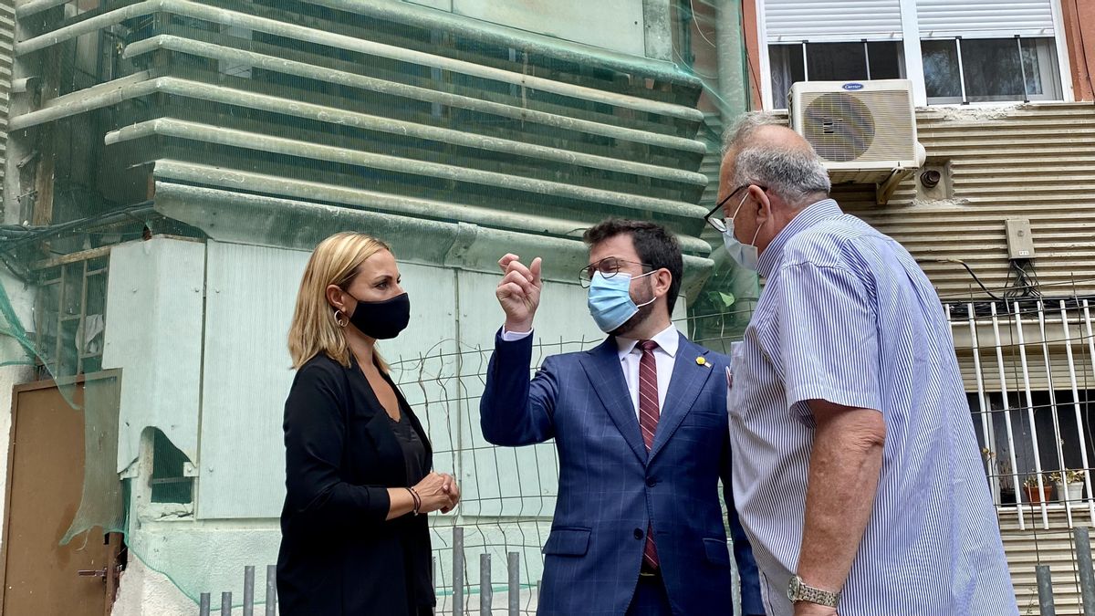 Aragonés, junto a la alcaldesa de Badia y un vecino del municipio, ante un edificio repleto de láminas de amianto Aragonés, junto a la alcaldesa de Badia y un vecino del municipio, ante un edificio repleto de láminas de amianto