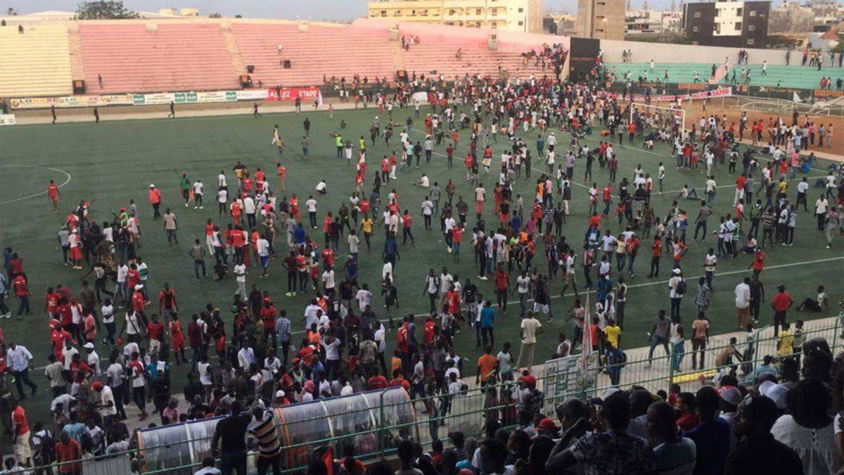 Almenys nou morts en un estadi de Dakar per una allau després d'una baralla