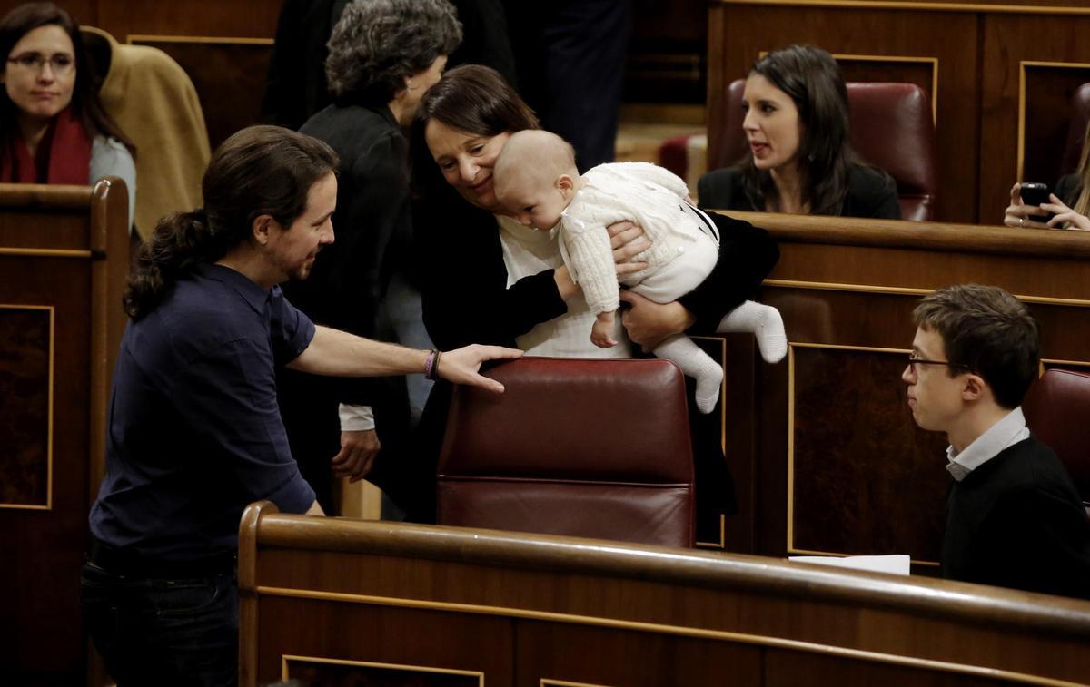 Carolina Bescansa acude con su bebé al Congreso.