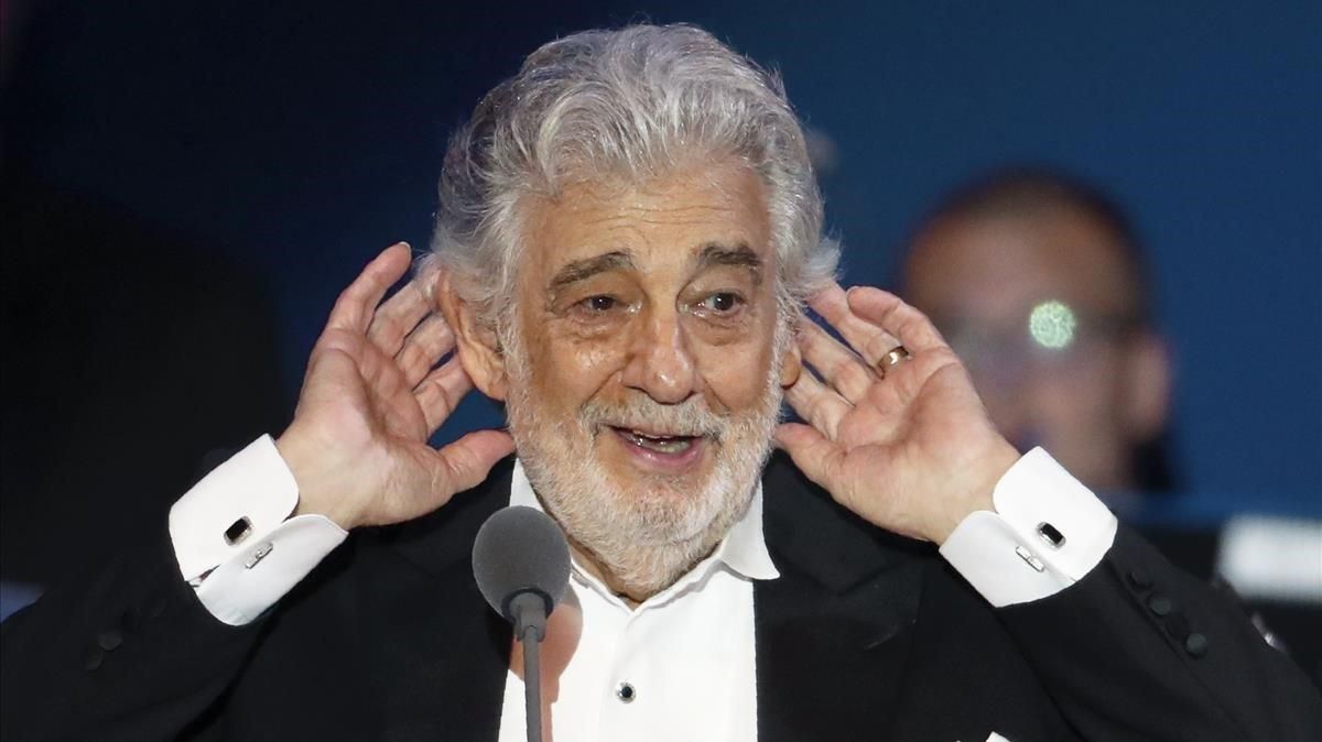 Plácido Domingo escucha los aplausos del público tras un concierto en Szeged (Hungría), el pasado 28 de agosto. Plácido Domingo escucha los aplausos del público tras un concierto en Szeged (Hungría), el pasado 28 de agosto.