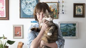 La escritorsa Sara Mesa, en su casa de Sevilla, con su gato. 