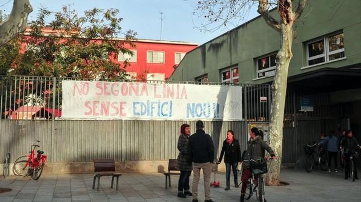 Aspecto del colegio de la Mar Bella del Poblenou, con la pancarta de protesta en la fachada. Aspecto del colegio de la Mar Bella del Poblenou, con la pancarta de protesta en la fachada.