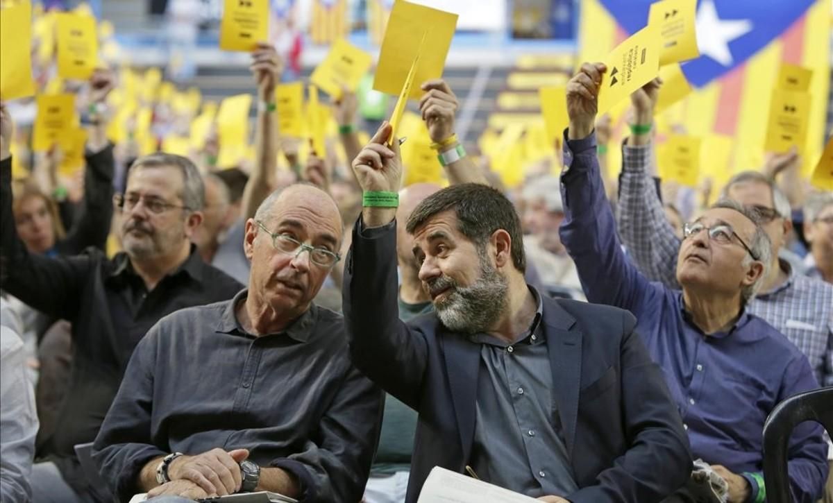 El presidente de la ANC, Jordi Sànchez, conversa con Lluís Llach, en la asamblea de la entidad. El presidente de la ANC, Jordi Sànchez, conversa con Lluís Llach, en la asamblea de la entidad.