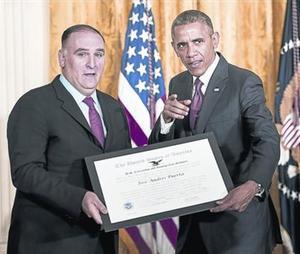 José Andrés rep de mans de Barack Obama un premi per la seva tasca benèfica, el juliol passat.