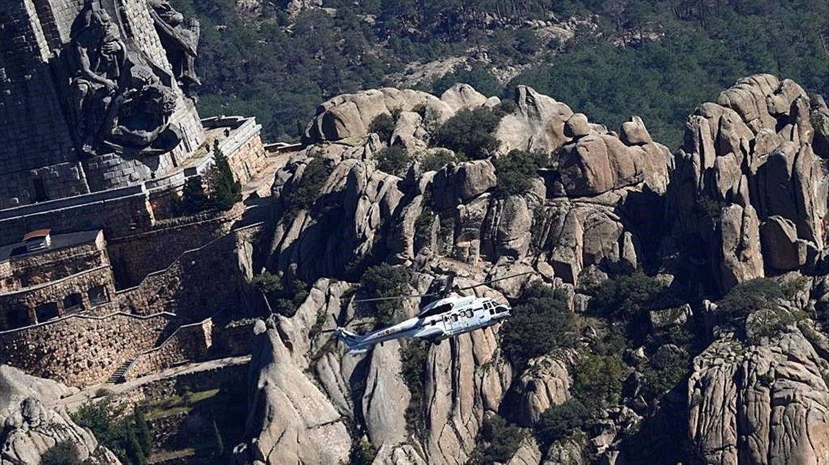 Helicóptero sale con los restos de Franco en el Valle de los Caídos el día de la Exhumación de Franco. Helicóptero sale con los restos de Franco en el Valle de los Caídos el día de la Exhumación de Franco.