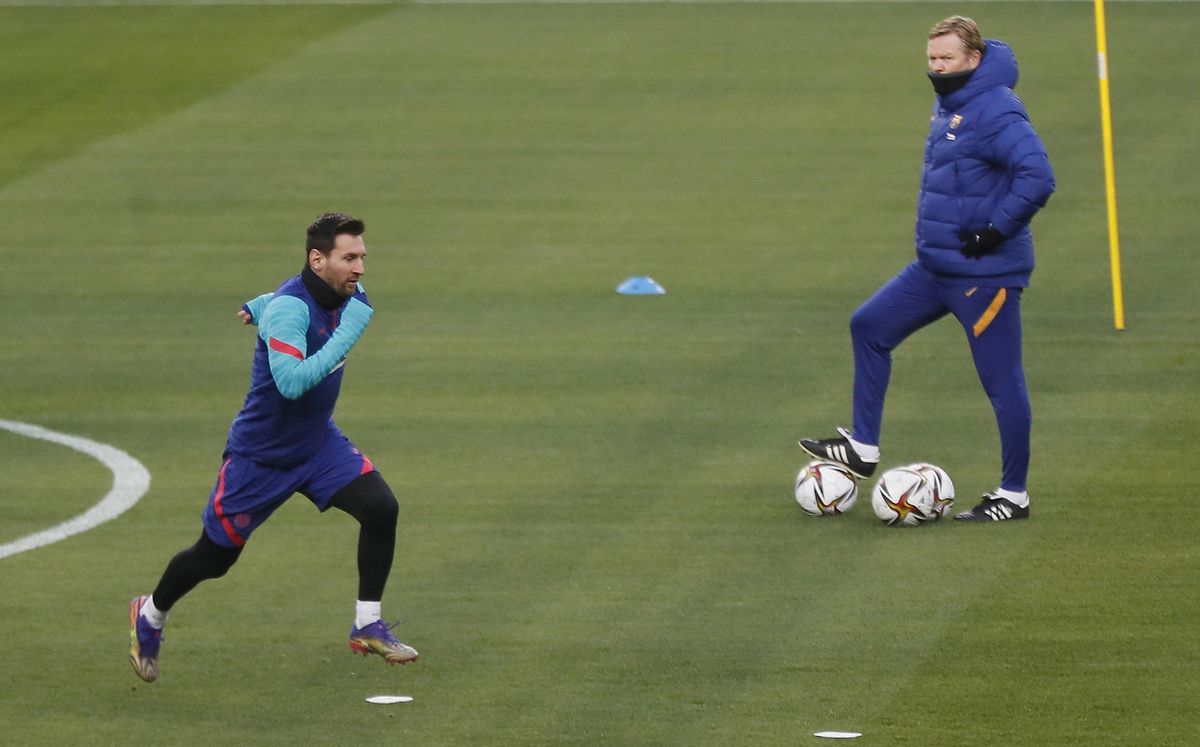Messi se prueba ante Koeman, en el estadio de La Cartuja de Sevilla. Messi se prueba ante Koeman, en el estadio de La Cartuja de Sevilla.