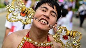 'Piercings' extremos para limpiar el alma en el Festival Vegetariano de Phuket