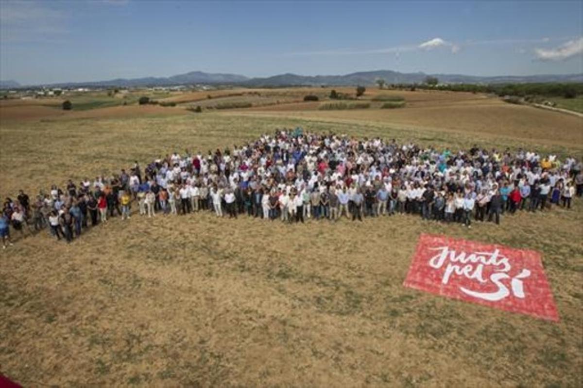 Candidatos de Junts pel Sï de todas las comarcas forman un mapa de Catalunya, ayer, en Mollet. Candidatos de Junts pel Sï de todas las comarcas forman un mapa de Catalunya, ayer, en Mollet.
