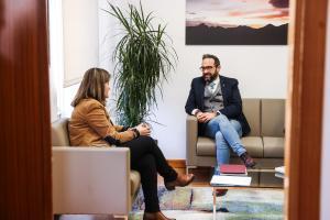 El ’conseller’ de Territori, Juli Fernàndez, se reúne con la ’síndica’ de Aran, Maria Vergés Pérez.