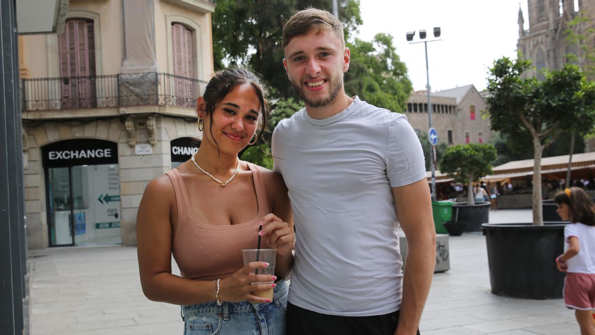 Los londinenses Lia Roman y Frank Brown, disfrutando de un paseo matutino por la plaza de la Catedral. Los londinenses Lia Roman y Frank Brown, disfrutando de un paseo matutino por la plaza de la Catedral.