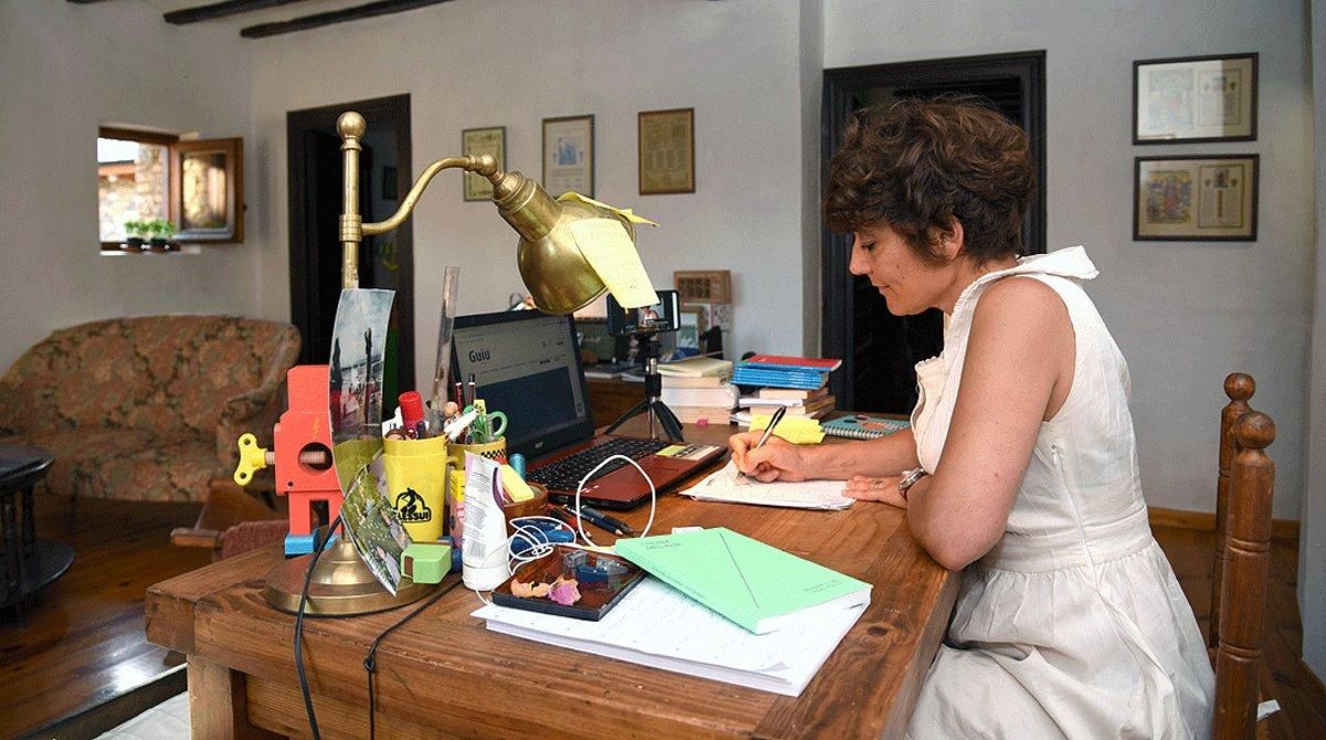 Ariadna Lluís, teletrabajando desde la segunda residencia, en Pujalt (Anoia), el pasado 8 de julio. Ariadna Lluís, teletrabajando desde la segunda residencia, en Pujalt (Anoia), el pasado 8 de julio.