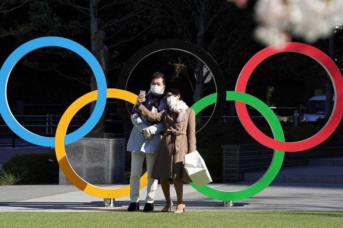 Una pareja de turistas se saca una foto junto a los aros olímpicos instalados en Tokio. Una pareja de turistas se saca una foto junto a los aros olímpicos instalados en Tokio.