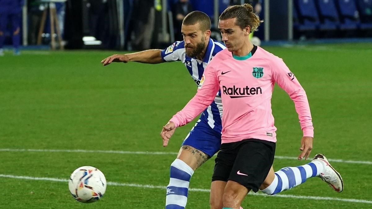 Antoine Griezmann pugna con Victor Laguardia. Antoine Griezmann pugna con Victor Laguardia.