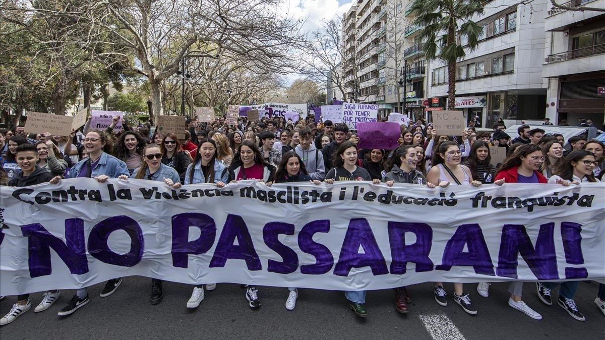 Manifestación de estudiantes por la igualdad y contra la violencia machista, este viernes, en València. Manifestación de estudiantes por la igualdad y contra la violencia machista, este viernes, en València.