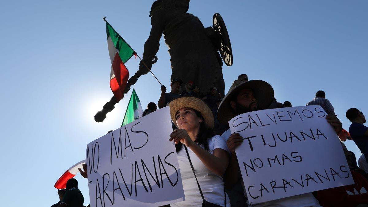 Unas 150 personas protestan en Tijuana contra la caravana de migrantes.
