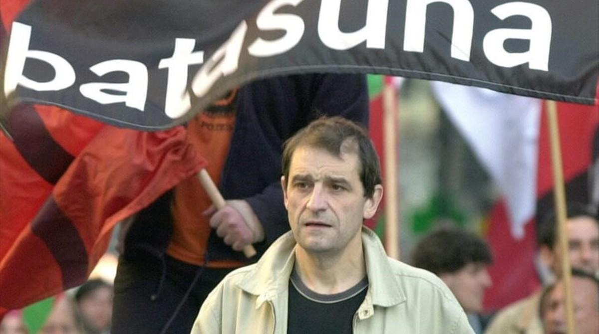 Josu Ternera, en una imagen de abril del 2002, en Bilbao, el día en que el juez ordenó su detención por un atentado en la casa cuartel de la Guardia Civil de Zaragoza en 1987.