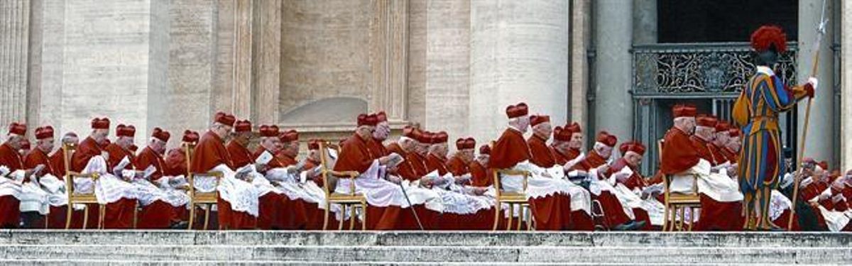 Los cardenales asisten a un acto presidido por el Papa, en el 2006. Los cardenales asisten a un acto presidido por el Papa, en el 2006.